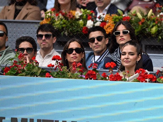 Pablo Castellano, María Pombo, Marc Márquez, su pareja, Gemma Pinto, y Laura Escanes durante el partido de Carlos Alcaraz en el Mutua Madrid Open, a 30 de abril de 2024, en Madrid (España).