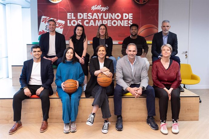 Foto de familia tras la celebración de la jornada 'Baloncesto para la integración social'