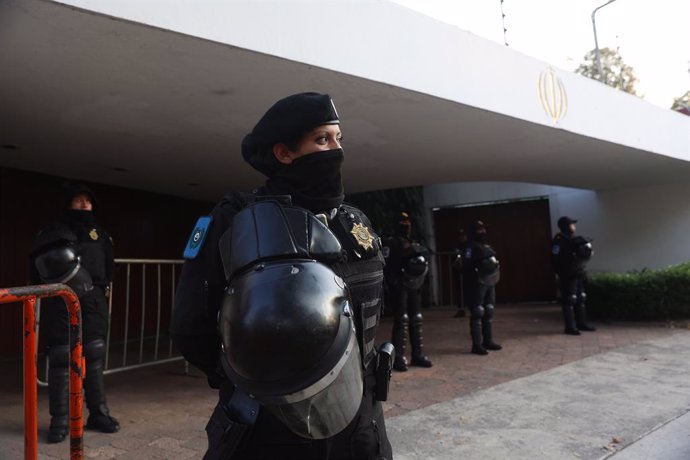 Archivo - Agentes de la Policía en México durante una protesta ante la Embajada iraní en Ciudad de México