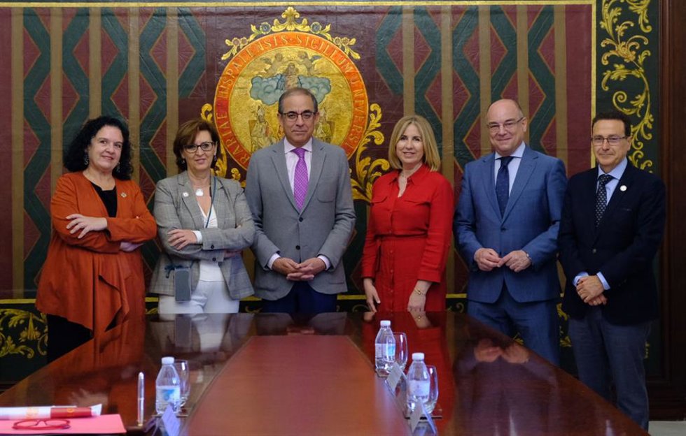 El rector de la Universidad de Sevilla, Miguel Ángel Castro, en el centro de la imagen tras la firma del convenio con la presidenta de la Asociación Mujeres Valientes, María José Andrade.