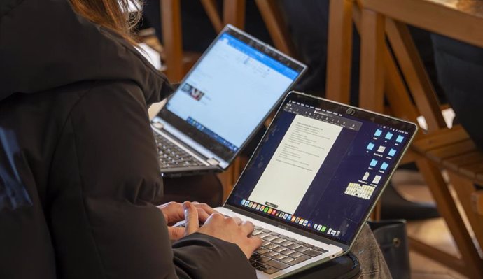 Archivo - Periodistas trabajando con ordenadores portátiles