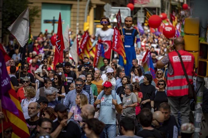 Archivo - Manifestantes durante la marcha por el Día de los Trabajadores, a 1 de mayo de 2023, en Barcelona.