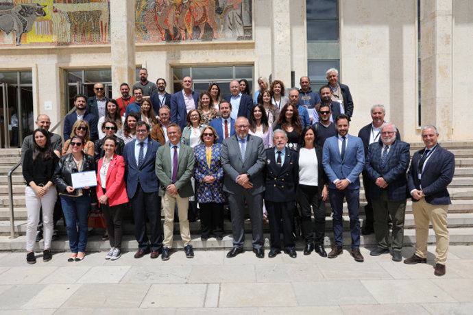 El rector de la UCO, Manuel Torralbo (centro), en la foto de familia tras la entrega de los galardones.