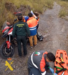 Asistencia a un motorista accidentado en Gérgal (Almería).