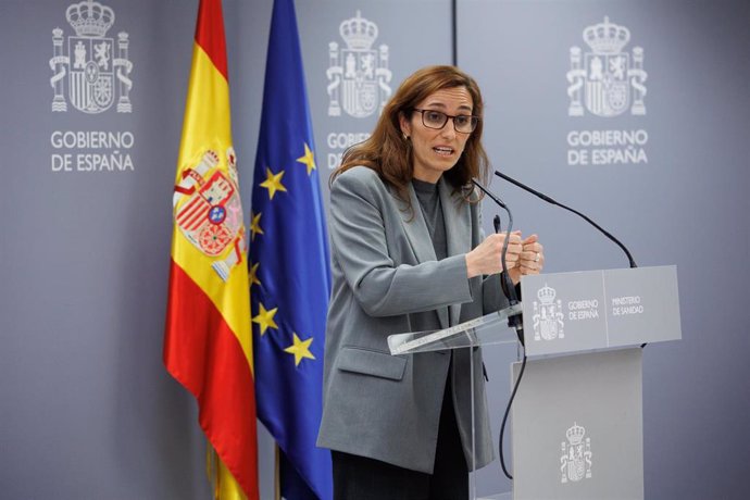 La ministra de Sanidad, Mónica Garcia, ofrece una rueda de prensa, en la sede del ministerio, a 5 de abril de 2024, en Madrid (España). 