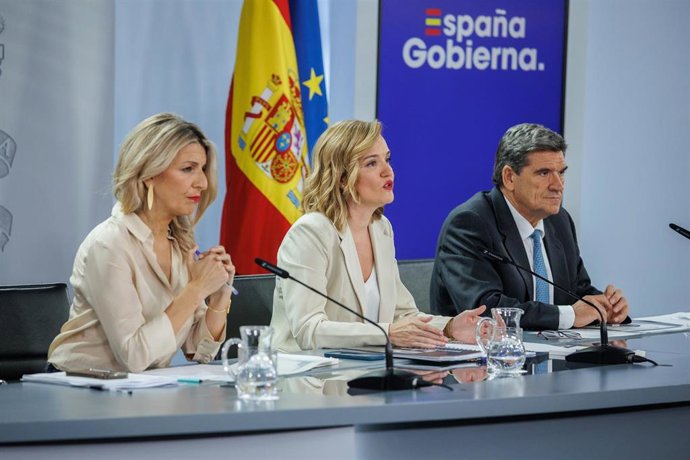 (I-D) La vicepresidenta segunda y Ministra de Trabajo y Economía Social, Yolanda Díaz; la ministra Portavoz, de Educación, Formación Profesional y Deporte, Pilar Alegría, y el ministro para la Transformación Digital y la Función Pública, José Luis Escrivá