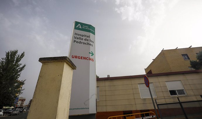 Archivo - Entrada del Hospital Valle de los Pedroches en Pozoblanco.