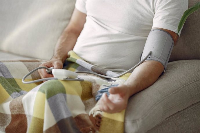 Archivo - Imagen de archivo de un hombre midiéndose la presión arterial en casa.