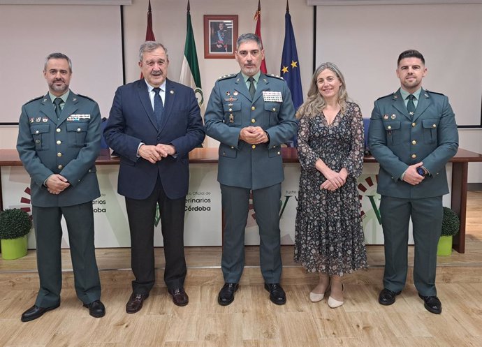 Asistentes a la firma del protocolo entre el Colegio Oficial de Veterinarios de Córdoba y la Comandancia de la Guardia Civil.