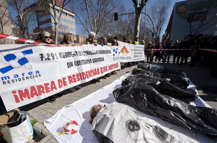 Archivo - Varias personas participan durante una ‘performance’, de Marea de Residencias y Verdad y Justicia, para protestar por los fallecimientos de mayores durante la pandemia, en las puertas de la Asamblea de Madrid, a 2 de marzo de 2023, en Madrid (Es
