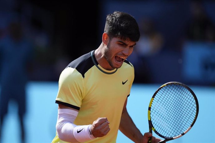 Carlos Alcaraz celebra un punto durante los octavos de final del Mutua Madrid Open 2024