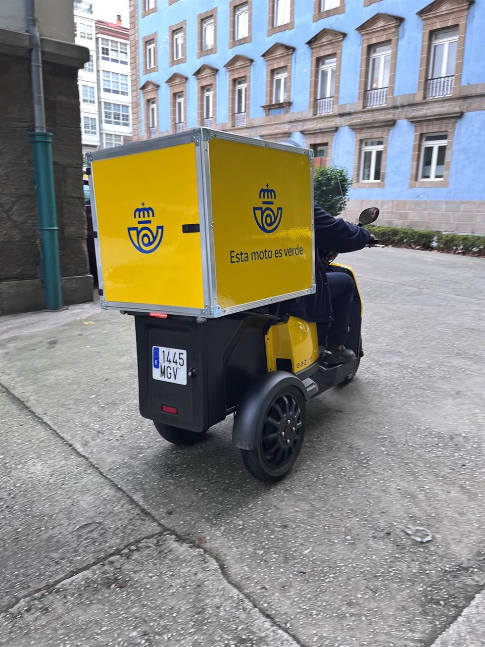Archivo - Motos eléctricas de Correos de tres ruedas