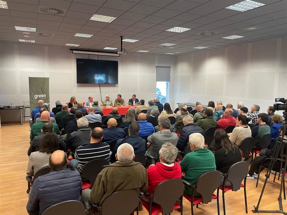 El director territorial de Ence Galicia, Antonio Casal, el alcalde de As Pontes (A Coruña), Valentín González Formoso, y su edil de Industria, Ana Pena, se reúne con empresas y vecinos.