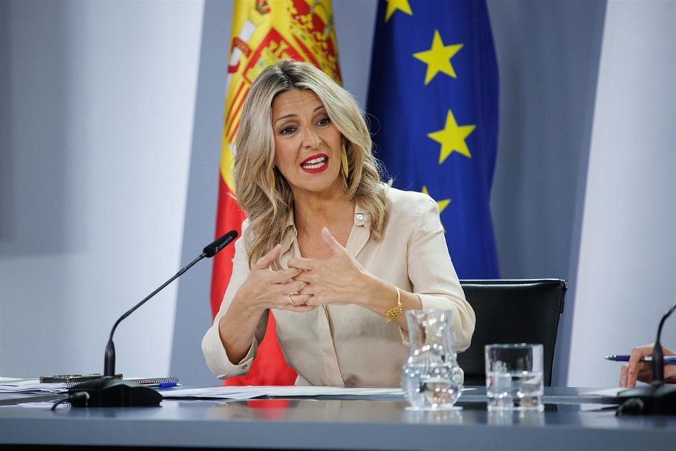 La vicepresidenta segunda y Ministra de Trabajo y Economía Social, Yolanda Díaz, durante una rueda de prensa posterior a la reunión del Consejo de Ministros, a 30 de abril de 2024, en Madrid (España). Los servicios públicos de empleo tendrán que elabora