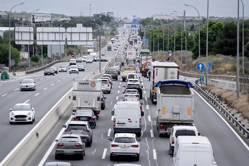 Varios coches durante la operación salida por el puente de mayo, en la A4, a 30 de abril de 2024, en Madrid (España).