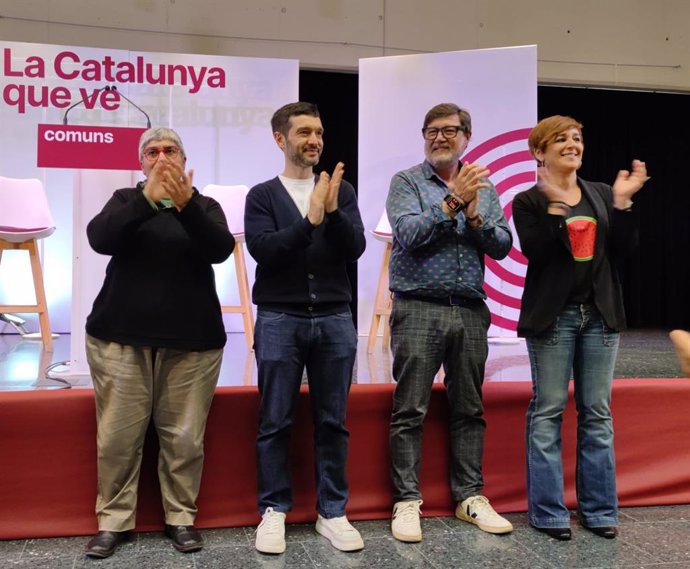 El ministre de Drets Socials, Consum i Agenda 2030, Pablo Bustinduy, el número 2 dels Comuns per Barcelona, Lluís Mijoler; i les candidates 6 i 8 per Barcelona, Núria Lozano i Laura Campos.