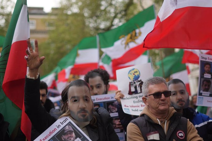 28 April 2024, United Kingdom, London: People take part in a protest opposite Downing Street, against Iranian rapper Toomaj Salehi being sentenced to death in Iran in connection to his support for the Woman, Life, Freedom movement. Photo: Jeff Moore/PA Wi