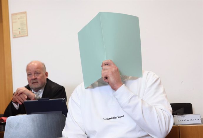 Archivo - FILED - 19 March 2024, Bavaria, Augsburg: The main defendant (R) sits in the dock in a courtroom as he admitted to setting off a firecracker that was not licensed in Germany in the visitors' block on 11 November 2023 during the Bundesliga match 