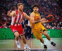 El Barça sobrevive y asalta El Pireo