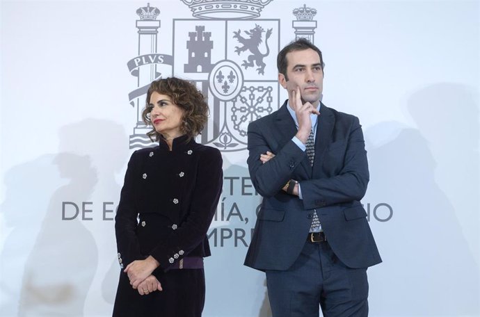 Archivo - La ministra de Hacienda, María Jesús Montero junto al ministro de Economía, Comercio y Empresa, Carlos Cuerpo.