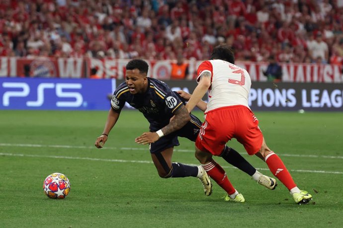 30 April 2024, Bavaria, Munich: Munich's Minjae Kim (R) brings down Real Madrid's Rodrygo in the penalty area during the UEFA Champions League semi-final first leg soccer match between Bayern Munich and Real Madrid at Allianz Arena. Photo: Matthias Balk/d