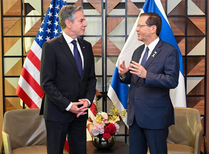 HANDOUT - 01 May 2024, Israel, Tel Aviv: President of Israel Isaac Herzog (R) meets US Secretary of State Antony Blinken in Tel Aviv. Photo: Ma'ayan Toaf/GPO/dpa - ATTENTION: editorial use only and only if the credit mentioned above is referenced in full