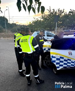 Agentes de la Policía Local de Palma detienen a un hombre al que encontraron marihuana en un control de tráfico en las piscinas de Son Hugo.