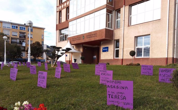Carteles de denuncia de la violencia machista , en Muskiz (Bizkaia) archivo