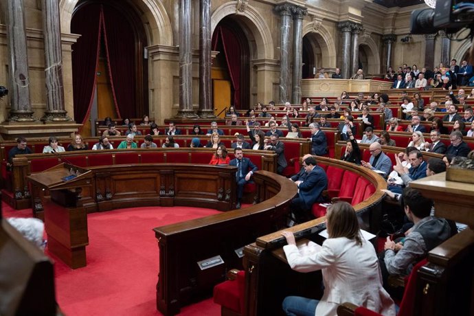 Archivo - Varios parlamentarios votan durante una sesión plenaria, en el Parlament, a 7 de marzo de 2024, en Barcelona, Catalunya (España)