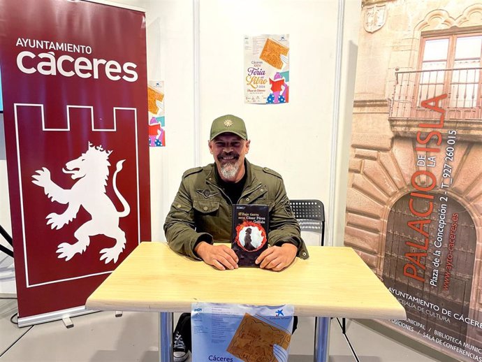 César Pérez Gellida, en la Feria del Libro de Cáceres.