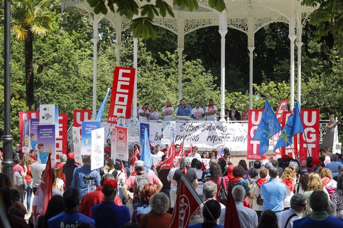 Archivo - Imatge de recurs de diverses persones en un míting dels sindicats UGT i CCOO pel Dia del Treballador