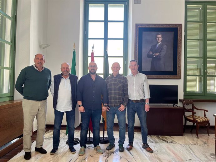 El alcalde de El Puerto de Santa María (Cádiz) recibe a los veteranos del Racing Club Portuense