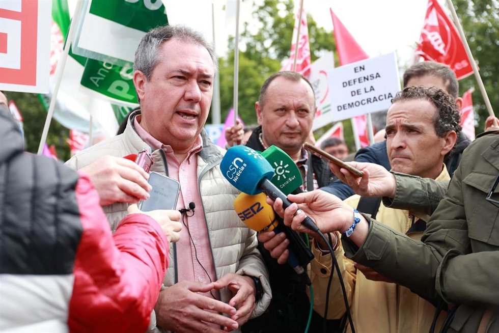 El secretario general del PSOE-A, Juan Espadas, atiende a los medios en la manifestación por el 1 de mayo en Córdoba.