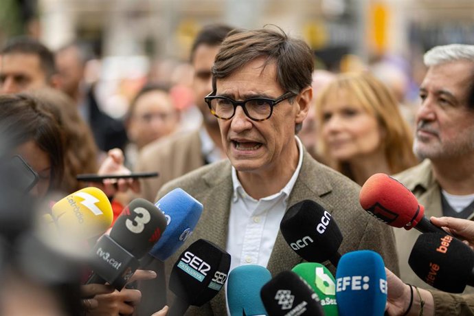 El líder del PSC y candidato a las elecciones catalanas, Salvador Illa, ofrece declaraciones a los medios durante una manifestación convocada por UGT y CCOO por el Día del Trabajador, a 1 de mayo de 2024, en Barcelona, Catalunya (España). Barcelona celebr