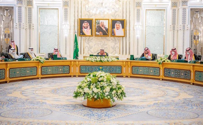 Archivo - El rey Salman de Arabia Saudí preside una reunión del Gobierno