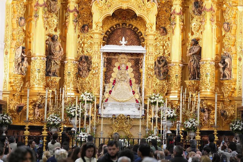 La Virgen del Rocío, en su paso.