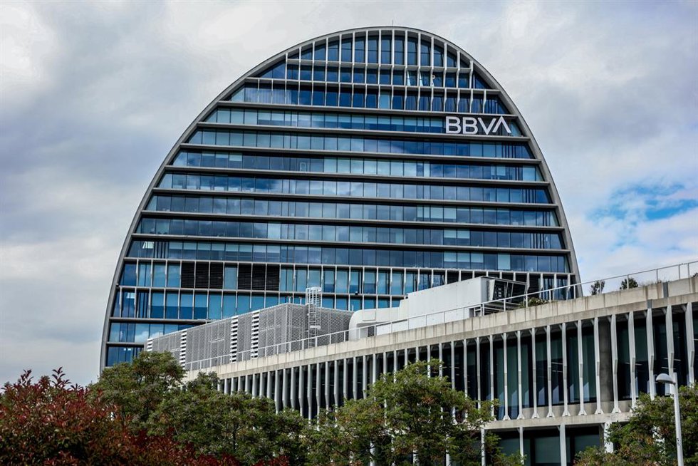 Fachada del edificio La Vela, en la ciudad del BBVA, a 30 de abril de 2024, en Madrid (España). BBVA está estudiando una posible fusión con Banco Sabadell y ha contratado a varios asesores para analizar la operación, según ha informado el banco en un 