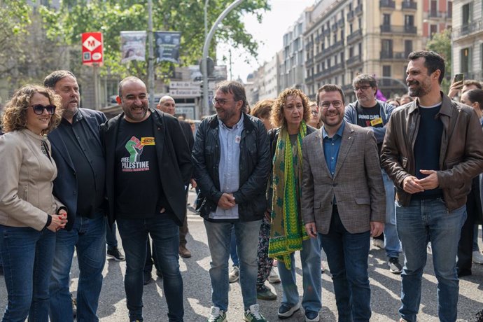 El president d'ERC, Oriol Junqueras; el president de la Generalitat de Catalunya i candidat a les eleccions catalanes, Pere Aragonès i el conseller d'Empresa i Treball, Roger Torrent, durant una manifestació convocada per UGT i CCOO