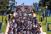 Foto: EEUU.- La Policía interviene en la protesta de la Universidad de California tras enfrentamientos violentos