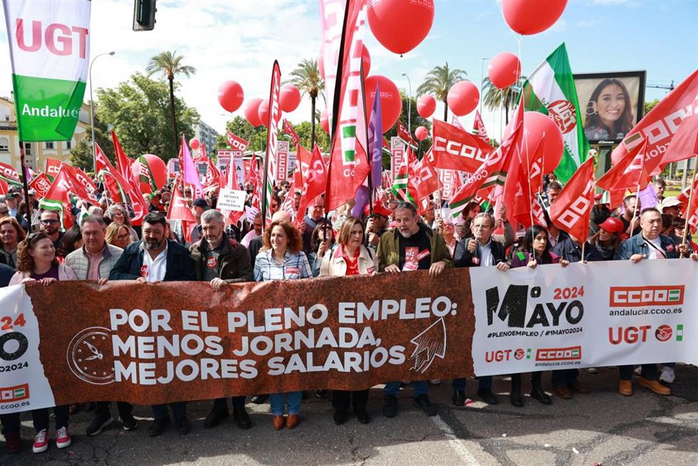 Óskar Martín y Nuria López, junto a otros dirigentes sindicales y de partidos, en la cabecera de la manifestación del 1 de Mayo en Córdoba.