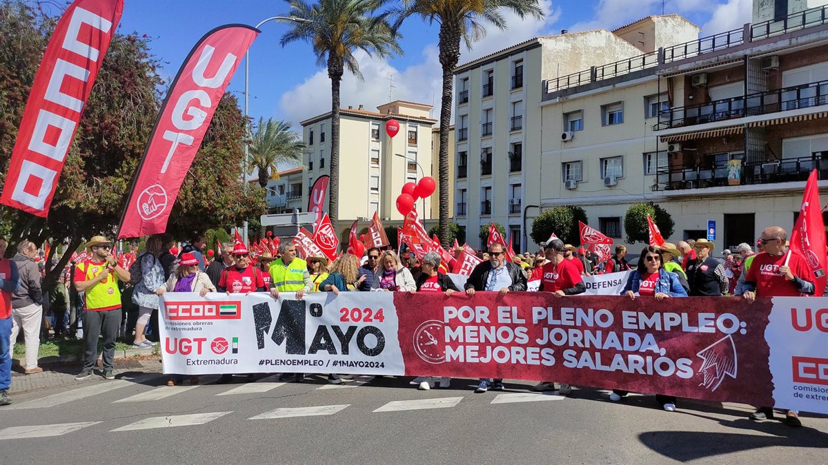 CCOO y UGT se manifiestan en Mérida para reclamar subidas salariales y la reducción de la jornada laboral