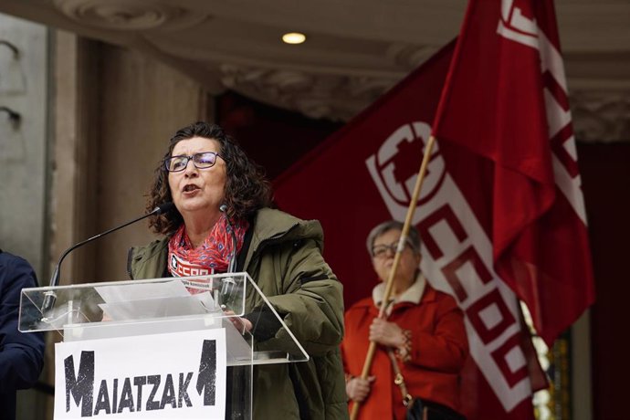 Loli García, secretaria general de CCOO Euskadi, se dirige a los asistentes de la manifestación conjunta del Primero de Mayo de UGT y CCOO en Bilbao