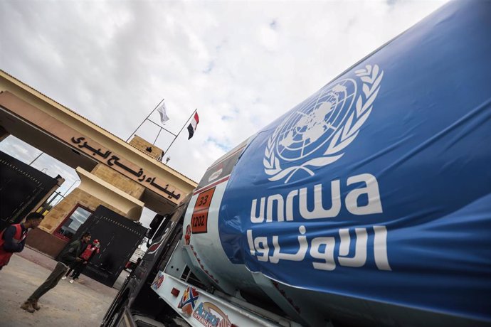 Archivo - Imagen de archivo de un camión cisterna de la UNRWA.