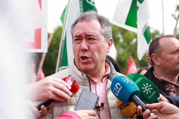 Juan Espadas atiende a los periodistas antes de participar en la manifestación del 1º de Mayo en Córdoba.