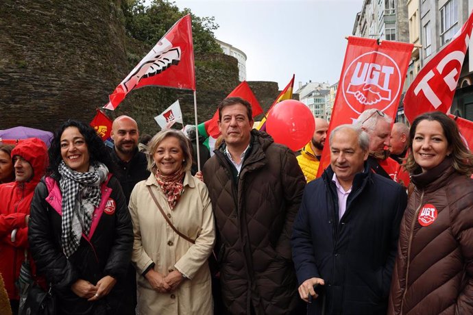 O secretario xeral do PSdeG, Xosé Ramón Gómez Besteiro, na manifestación con motivo do 1 de maio, en Lugo, coa alcaldesa Paula Alvarellos, e o secretario xeral provincial, José Tomei.