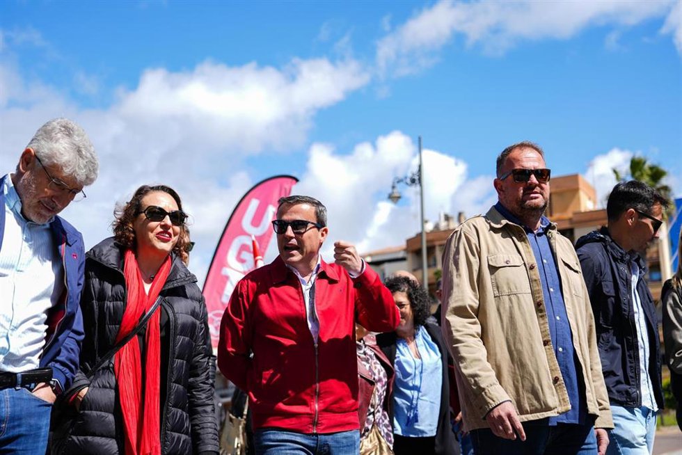 Miguel Ángel Gallardo, acompañado por el alcalde de Mérida, Antonio Rodríguez Osuna, en la manifestación del 1 de Mayo.