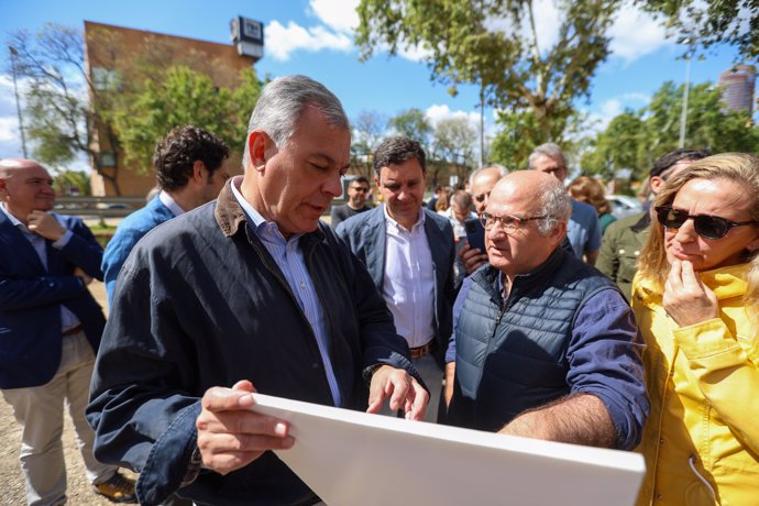 El alcalde de Sevilla, José Luis Sanz, con vecinos y hermanos de Los Humeros