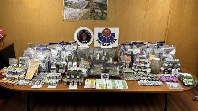 Material incautado en la operación policial en tres comercios de artículos relacionados con el cannabis de Irun