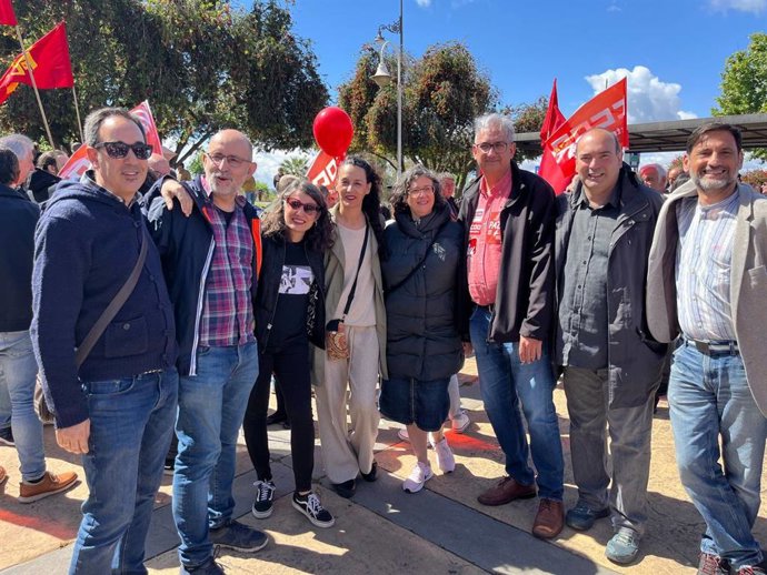 La portavoz de Unidas por Extremadura, Irene de Miguel, junto a diputados de la formación en la manifestación del 1 de Mayo en Mérida.