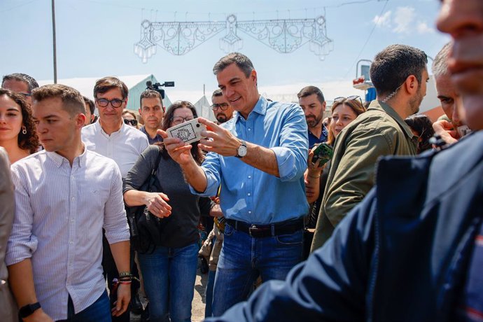 Sánchez amb visitants de la Feria